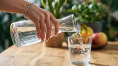 Wie viel Wasser sollte man trinken? Einfache Berechnung anhand des Körpergewichts