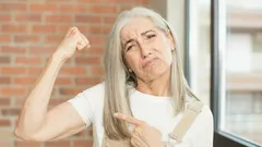 Sport gegen das Alter: Eine 53-jährige Frau verrät das Geheimnis straffer Arme