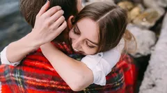 Die Vorteile von Umarmungen: Wie oft muss man jemanden umarmen, um glücklicher zu werden?