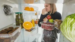 Was in den Kühlschrank legen, um den Geruch für immer zu beseitigen – ein einfacher Haushaltstrick