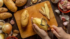 Ein Kilo in 2 Minuten: Der Trick, wie du Kartoffeln am schnellsten schälst