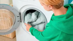 Kaltes Wasser hilft nicht: Experte nennt Dinge, die man nur bei hoher Temperatur waschen sollte