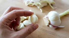 Keine Seife oder Chemikalien: Eine Methode, die den Knoblauchgeruch schnell von den Händen entfernt