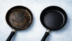 Nur zwei Löffel – und selbst alte Bratpfannen glänzen wieder wie neu: ein einfacher Trick
